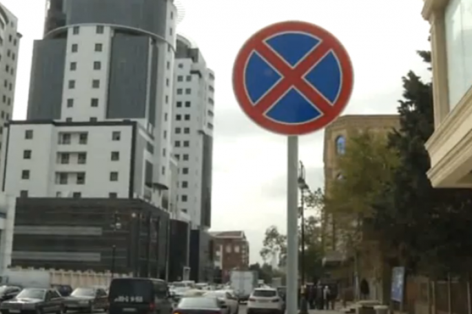 Bu ərazidəki yol nişanı ticarət obyektlərinin işinə mane olur - VİDEO