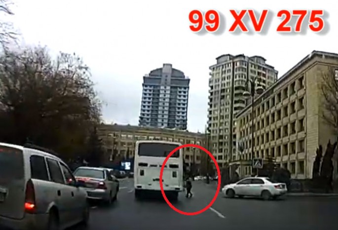 Ardıcıl olaraq qaydaları kobud şəkildə pozan avtobus sürücüsü - VİDEO