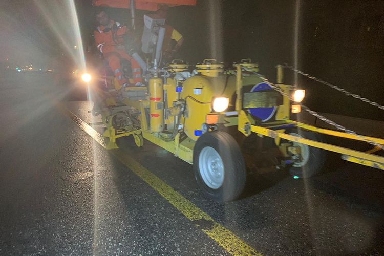 Gecə saatlarında paytaxtda sarı zolaqların çəkilişinə başlanılıb - VİDEO