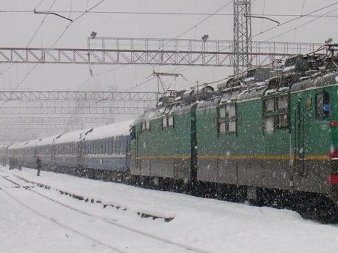 Ukraynada yağan qar 30 qatarı yolda qoydu