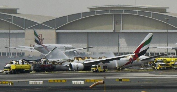 Təyyarə hava limanında divara çırpıldı