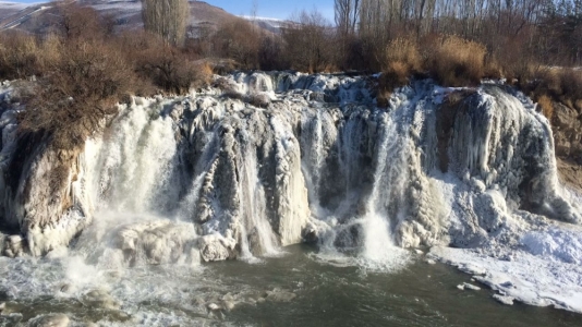 Şəlalə dondu: mənfi 14 dərəcədə – FOTO