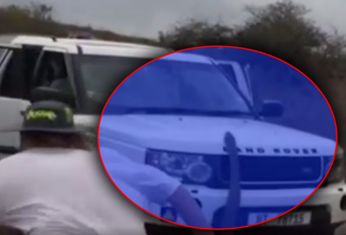 5 metrlik piton “Range Rover”in üstünə çıxıb  turistlərə hücum etdi - VİDEO