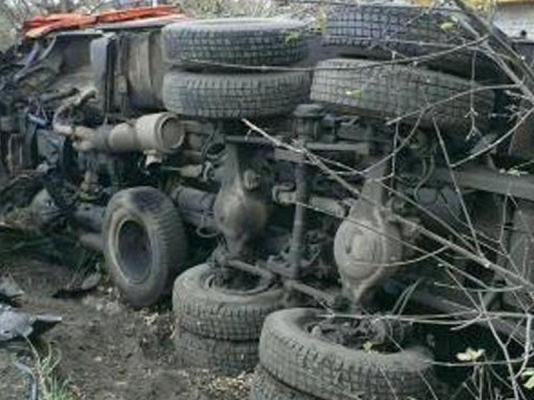 Bakıda "KamAZ" dərəyə aşdı