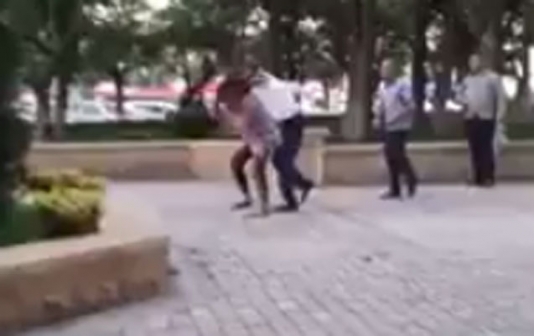 Bakıda oğlan qızı parkda yumruqladı - VİDEO