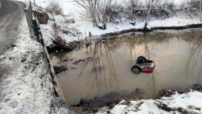 Avtomobil dərəyə düşdü: 4-ü uşaq, 8 ölü - FOTO