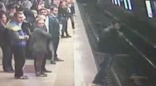 Gənc özünü qatarın altına atdı – VİDEO