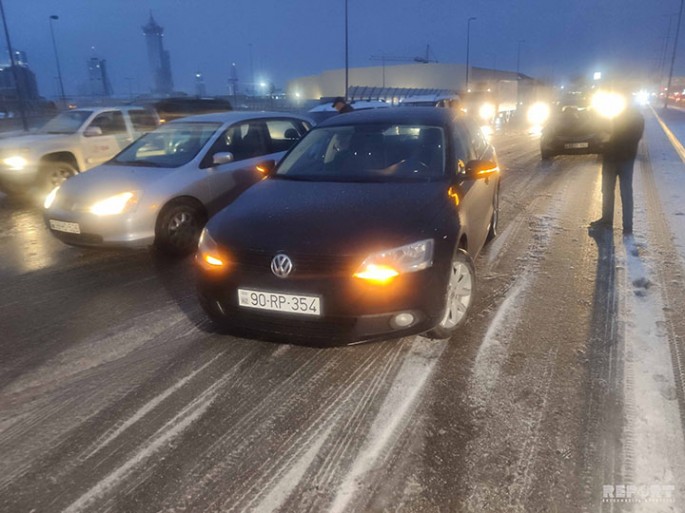 Bakıda bir neçə avtomobilin toqquşması tıxac yaratdı - FOTO