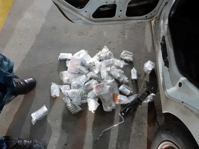 Maşından qanunsuz dərman preparatları aşkarlanıb - FOTO