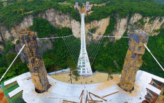 Dünyanın ən uzun şüşə körpüsü tikildi - VİDEO