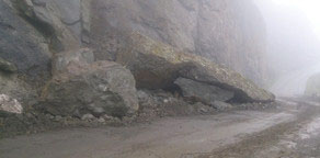 Lerikdə yolu kəsən qaya parçası dinamitlə partladılıb - FOTO