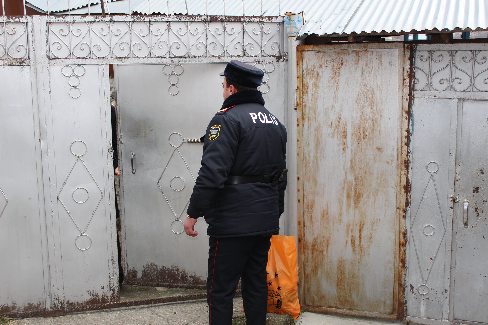 Polislər aztəminatlı ailələrə bayram sovqatı paylayıb - FOTO
