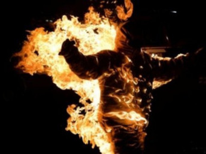 Hökumət binasının qarşısında 49 yaşlı kişi özünü yandırıb