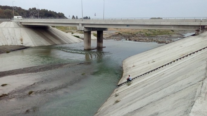 Avtomobilin vurduğu velosipedçi su kanalına düşərək boğulub - Ağdaşda