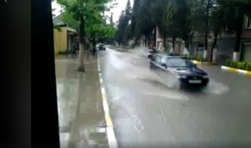 Güclü dolu və leysan nəqliyyatın hərəkətini çətinləşdirib - FOTO