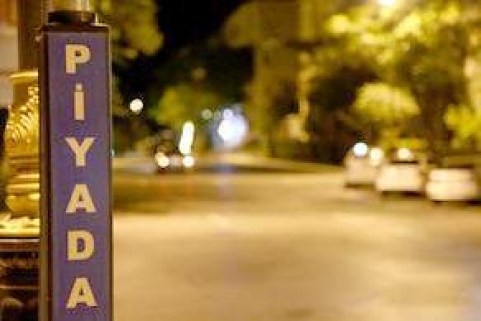 Keçid olmayan yolda maşın piyadanı havaya uçurdu- Qala yolunda - VIDEO