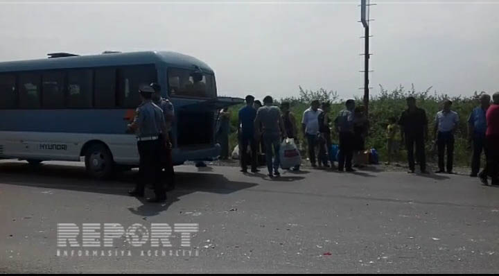 Bakıya gələn mikroavtobus qəzaya uğrayıb - FOTO