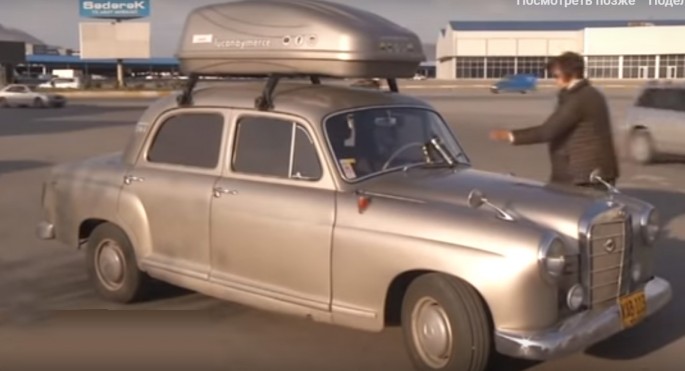 Kolumbiyalı turist retro avtomobili ilə Azərbaycana gəlib - VİDEO