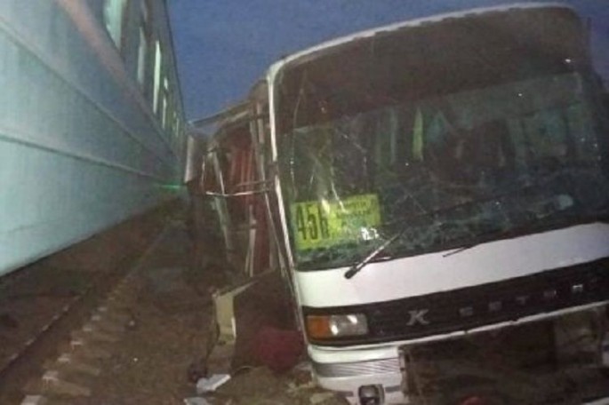 Pakistanda avtobusun qatarla toqquşması nəticəsində 15 nəfər ölüb