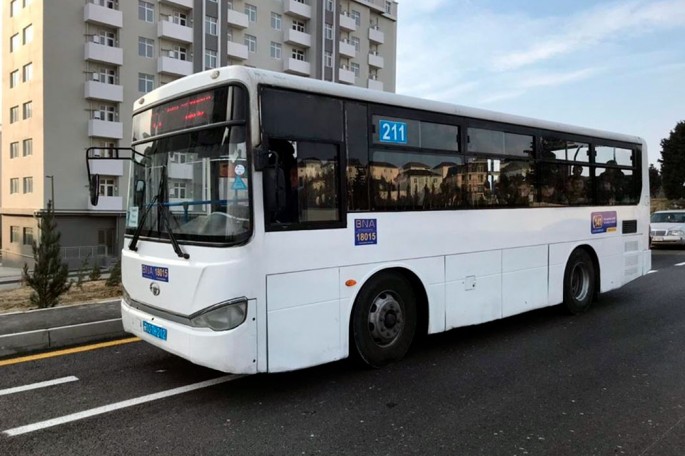 Avtobus sürücülərinin qanlı davası – İnsanların gözü qarşısında barmağını kəsdi
