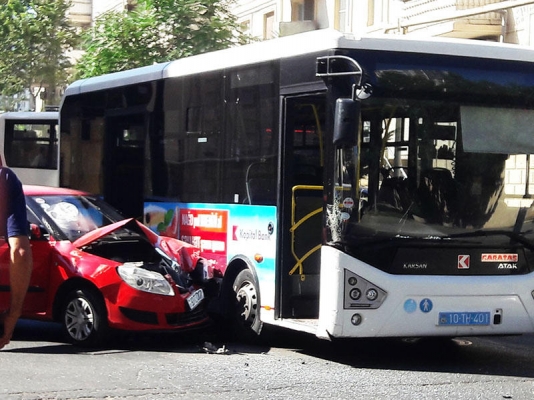 Bakının mərkəzində sərnişin avtobusu qəzaya düşdü - FOTO