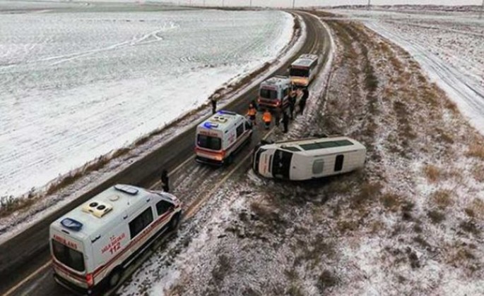 Şagirdləri daşıyan mikroavtobus aşdı: 12 yaralı - FOTO