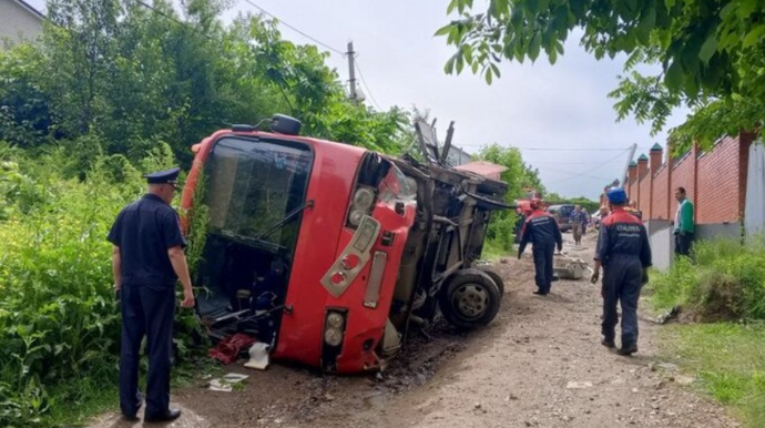 Avtobus qəzaya uğradı - 12 uşaq xəsarət aldı