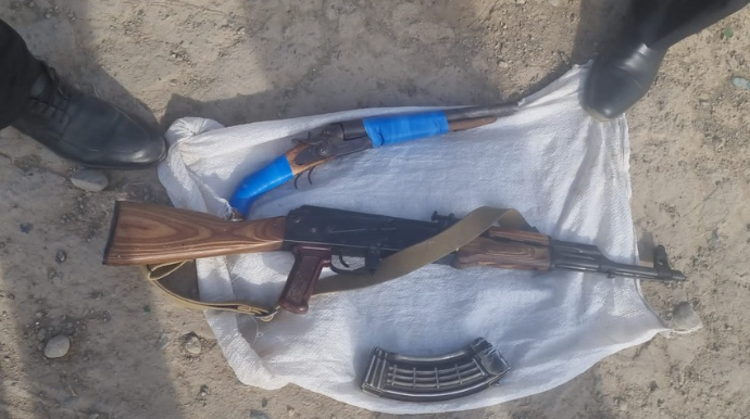 Samuxda yol kənarında silah-sursat aşkarlanıb  - FOTO