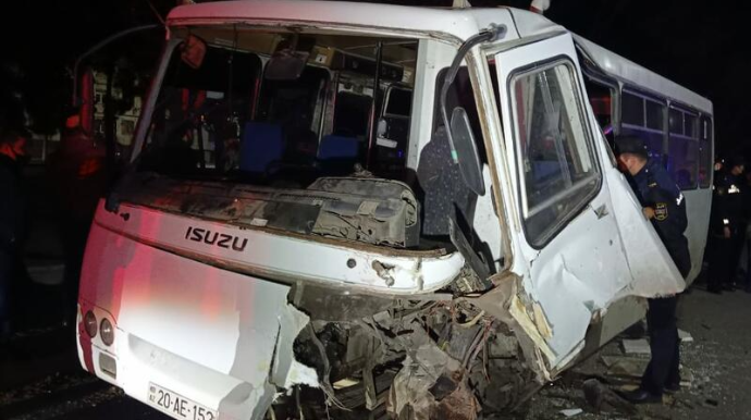 В Гяндже микроавтобус столкнулся с автомобилем, ранены 5 человек - ФОТО