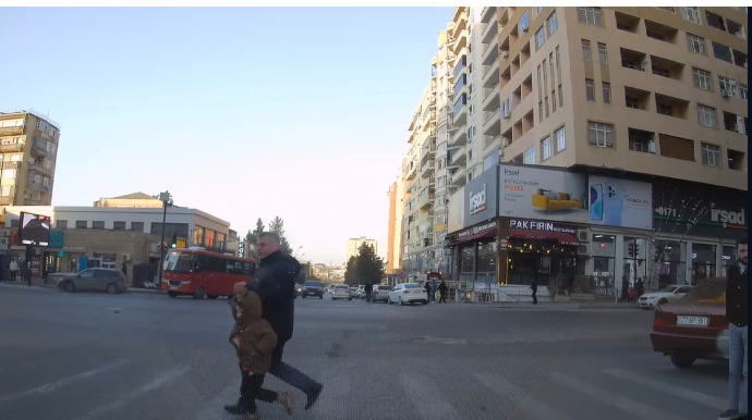 В Хырдалане мужчина с ребенком перебежал дорогу на красный свет, создав опасную ситуацию - ВИДЕО 