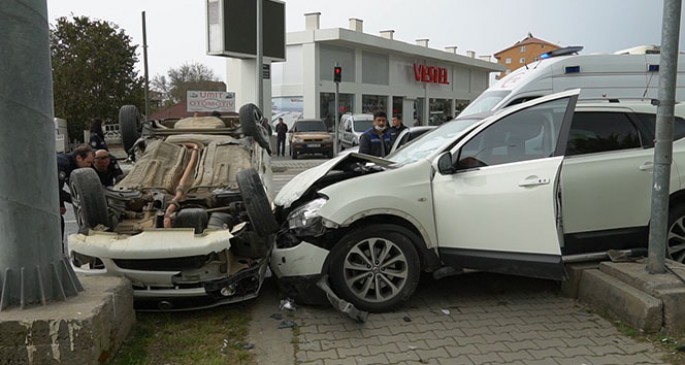 “Nissan” polislərin olduğu “Fiat”a çırpıldı: avtomobil bir neçə dəfə çevrildi - FOTO
