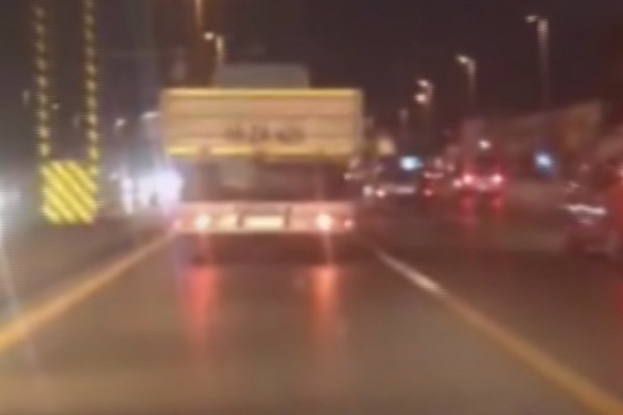 Yük avtomobili sol zolaqla şütüyür - VİDEO