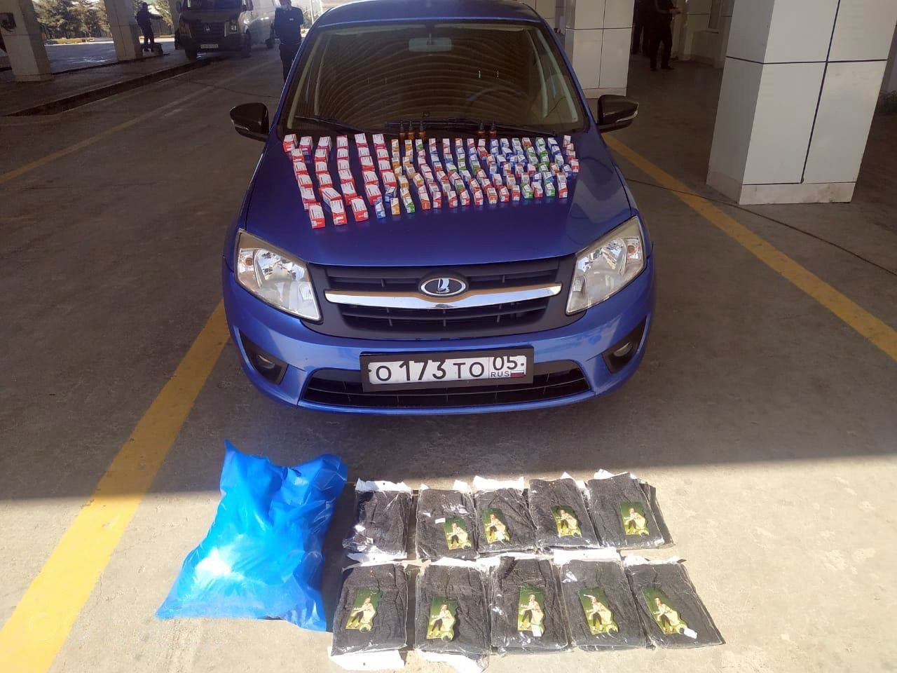 Avtomobildə xeyli dərman preparatı və qadın geyimləri aşkarlandı