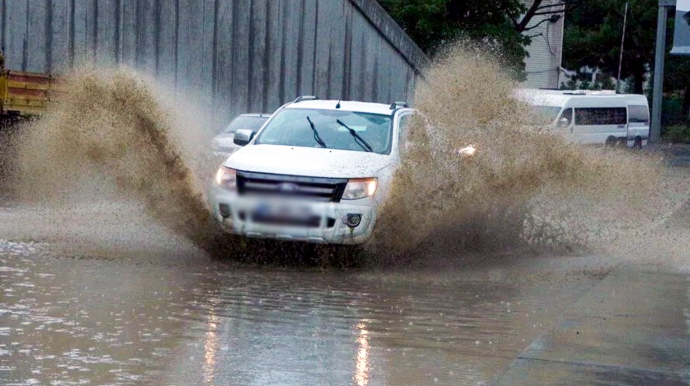Yağışlı havada avtomobil idarə etmək ziyandır?