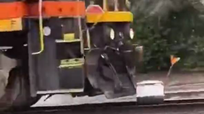 Yemək daşıyan robot qatar altında qaldı - VİDEO