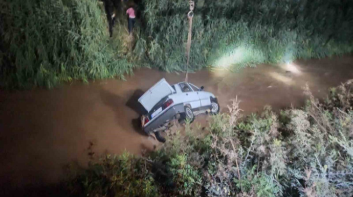 Avtomobili kanala aşırdı, arvadı və uşaqları öldü