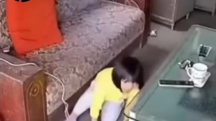 Uşağın əlində telefon PARTLADI - Anbaan VİDEO 