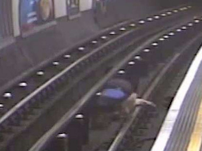 Müsəlman ofisiant qəhrəman oldu – VİDEO