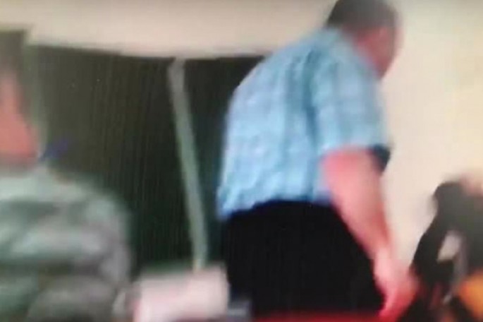 Müəllim dərs zamanı şagirdi vəhşicəsinə döydü - VİDEO