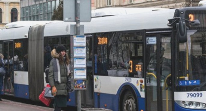Rusca danışdığına görə sürücünün saçını yoldular
