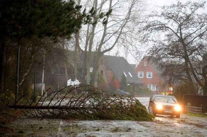 Qasırğa qatarların hərəkətini dayandırıb - FOTO