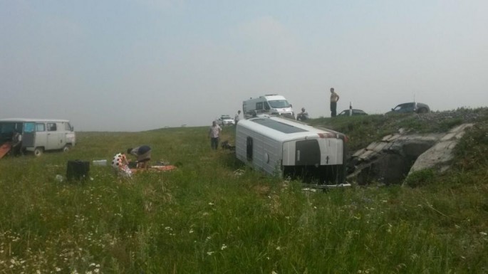 Yevlaxda yol qəzasında 2 nəfər ölüb, 20 nəfər yaralanıb - SİYAHI
