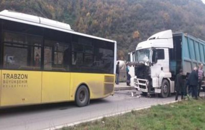Yük maşını sərnişin avtobusuna çırpıldı: 8 yaralı - VİDEO