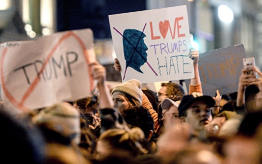 Yollardan biri bağlandı, polislər yaralandı - Minlərlə insan Trampa etiraz edir