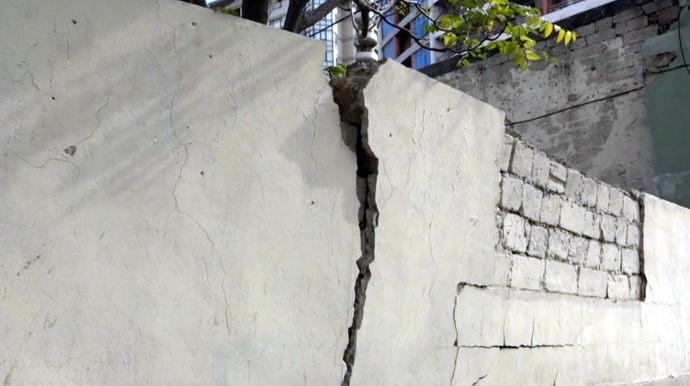 Bakıda daş hasar hər an uçma təhlükəsi ilə üz-üzədir - VİDEO