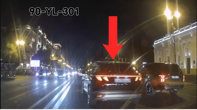 Bu sürücü öz zolağı ilə gedə bilmir: İki sürücünü sıxışdırıb təhlükə yaratdı - VİDEO