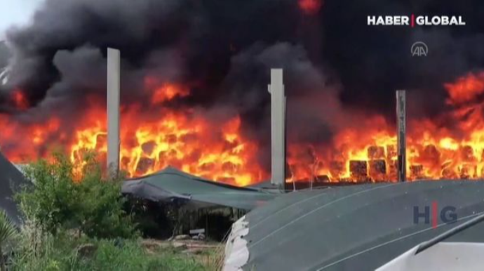 Türkiyədə plastik tullantıların təkrar emalı müəssisəsində güclü yanğın baş verib  - VİDEO