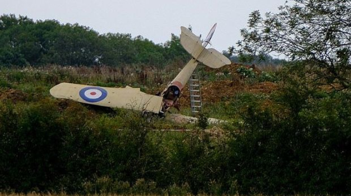 İkinci Dünya müharibəsindəki döyüş səhnəsinin təsviri zamanı təyyarə qəzaya uğradı   - VİDEO