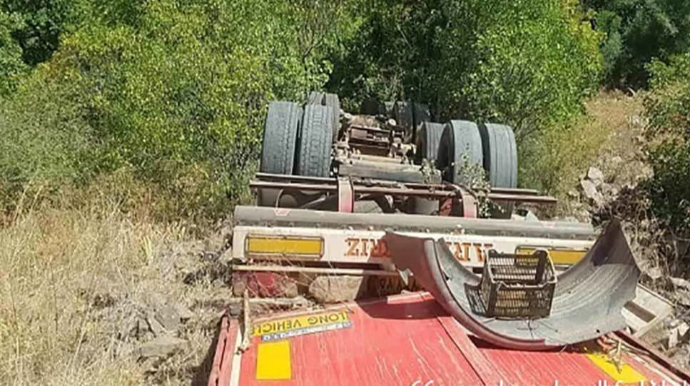 Zəngəzura yük aparan İran maşını dərəyə düşdü – Sürücü öldü  - FOTO