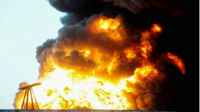 Bakıda ikimərtəbəli ev yanıb